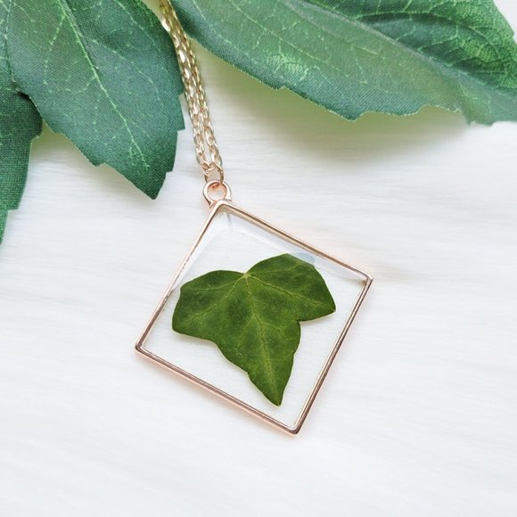Lovely Lotus Jewelry - Pressed Dried Ivy Leaf Large Geometric Resin Pendant Necklace Green Rose Gold